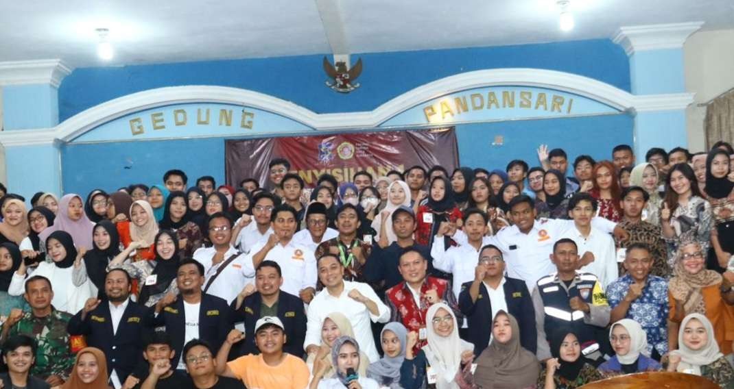 Walikota Surabaya, Eri Cahyadi bersama para peserta Duta Karang Taruna, Surabaya. (Foto: Pita Sari/Ngopibareng.id)