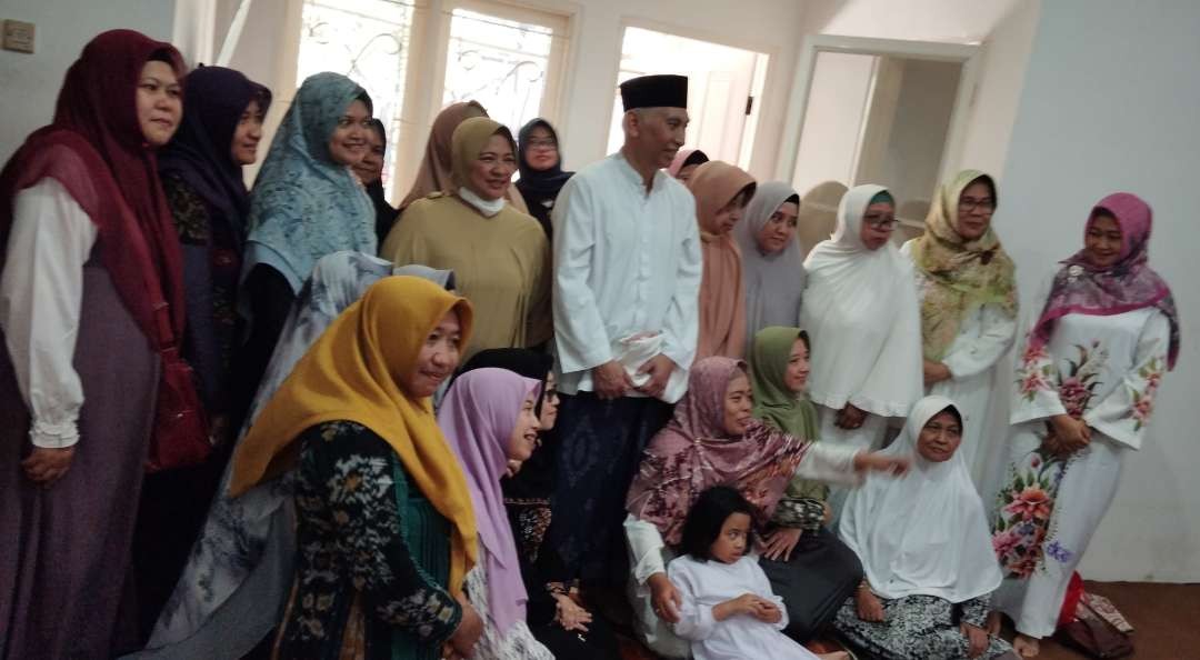 Prof KH Muhammad Bisri Fattah, Pengasuh Pondok Pesantren Bahrul Maghfiroh Malang, bersama jamaah parang bu di Surabaya. (Foto:adi/ngopibareng.id)