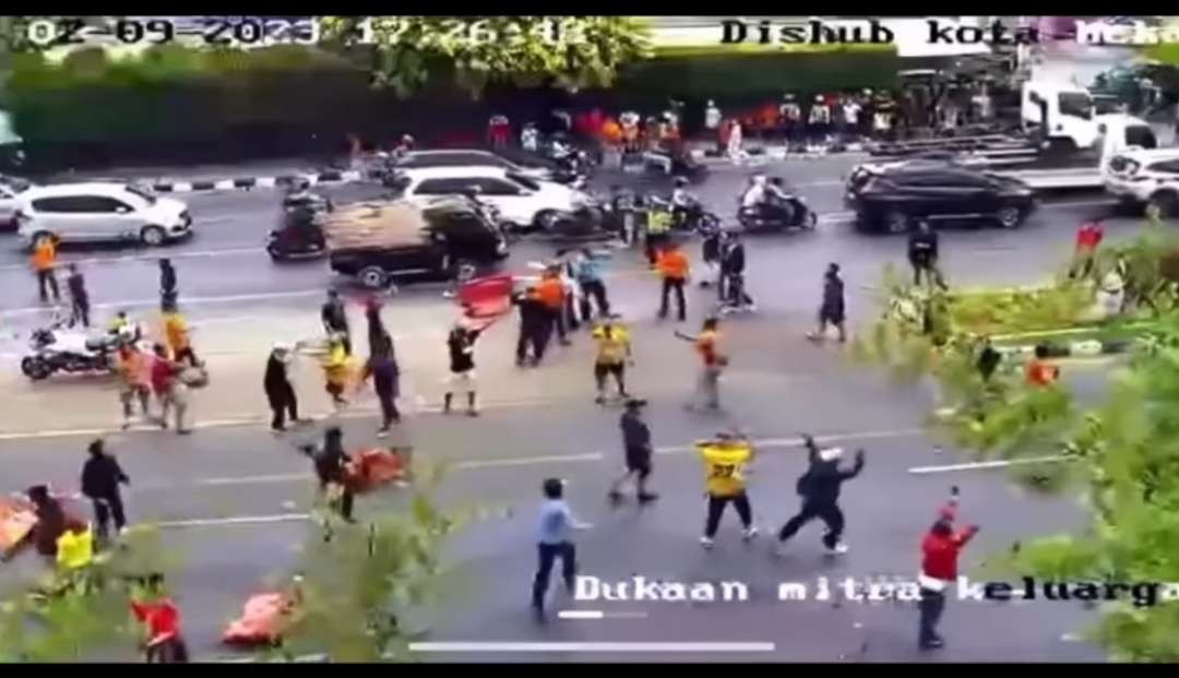 Oknum suporter The Jakmania rusuh usai laga Persija vs Persib, Sabtu 2 September 2023. (Foto: CCTV Dishub)