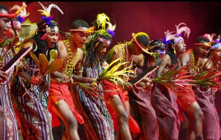 Tari Allen dari Papua Barat  tampil   memesona pada Festival Budayaw di Makassar ( foto: BKHM)