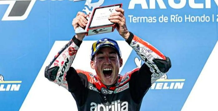 Aleix Espargaro memenangkan balapan MotoGP Catalunya 2023. (Foto: Twitter/@AleixEspargaro)