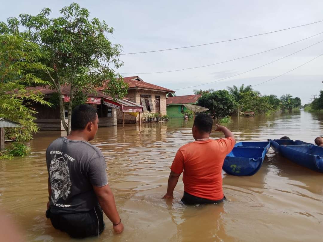 Banjir masih melanda Kabupaten Labuhanbatu, Provinsi Sumatra Utara, pada Jumat 1 September 2023. BPBD setempat melakukan upaya penanganan darurat seperti evakuasi dan penanganan warga terdampak. (Foto: BPBD Labuhanbatu)