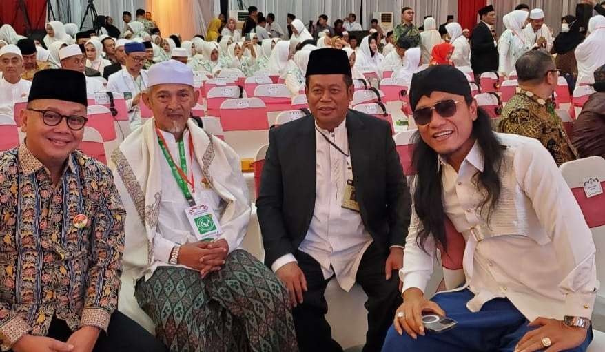 KH Abdullah Kafabih Mahrus (PP Lirboyo, Kediri), bersama KH Marsudi Syuhud dan Gus Miftah Yogya. (Foto: adi/ngopibareng.id)