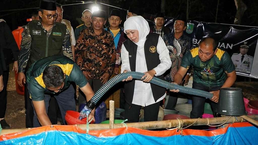 Gubernur Jatim, Khofifah Indar Parawansa, saat menyalurkan air bersih di Desa Pasrepan, Kabupaten Pasuruan, Sabtu 2 September 2023 malam. (Foto: Istimewa)