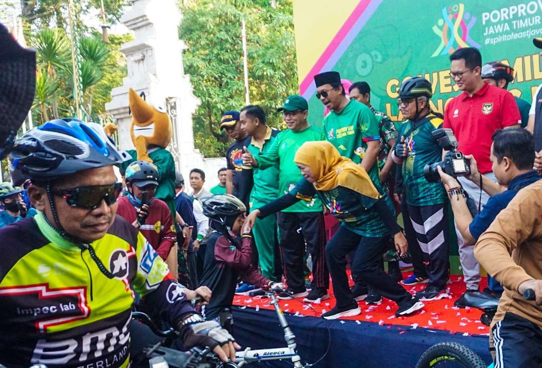 Gubernur Khofifah (hijab kuning) usai memberangkatkan gowes warga Sidoarjo, Jawa Timur. (Foto: Aini Arifin/Ngopibareng.id)