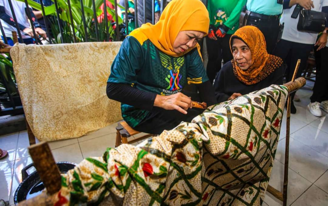 Gubernur Jatim Khofifah Indar Parawansa mencoba membuat batik tulis di Kampung Batik Jetis Sidoarjo. (Foto: Aini Arifin/Ngopibareng.id)