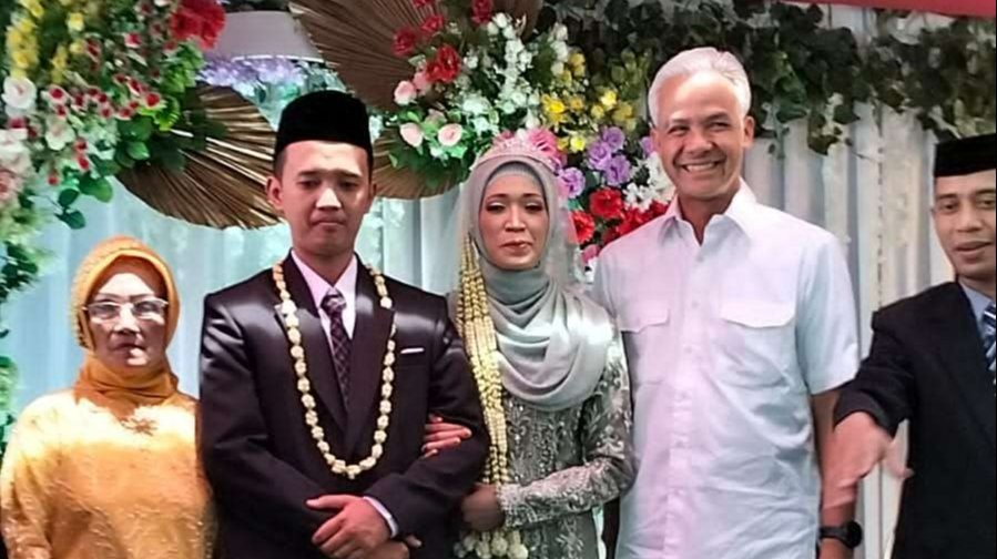 Pasangan pengantin baru, Seno Widodo dan Nova Santi, tak pernah menyangka resepsi pernikahannya akan dihadiri Ganjar Pranowo. (Foto: Humas Pemprov Jateng)
