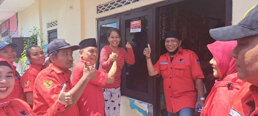 Anas Karno bersama kader PDIP Surabaya sosialisasikan Calon Presiden Ganjar Pranowo kepada warga kampung di Surabaya. (Foto: PDIP Surabaya)