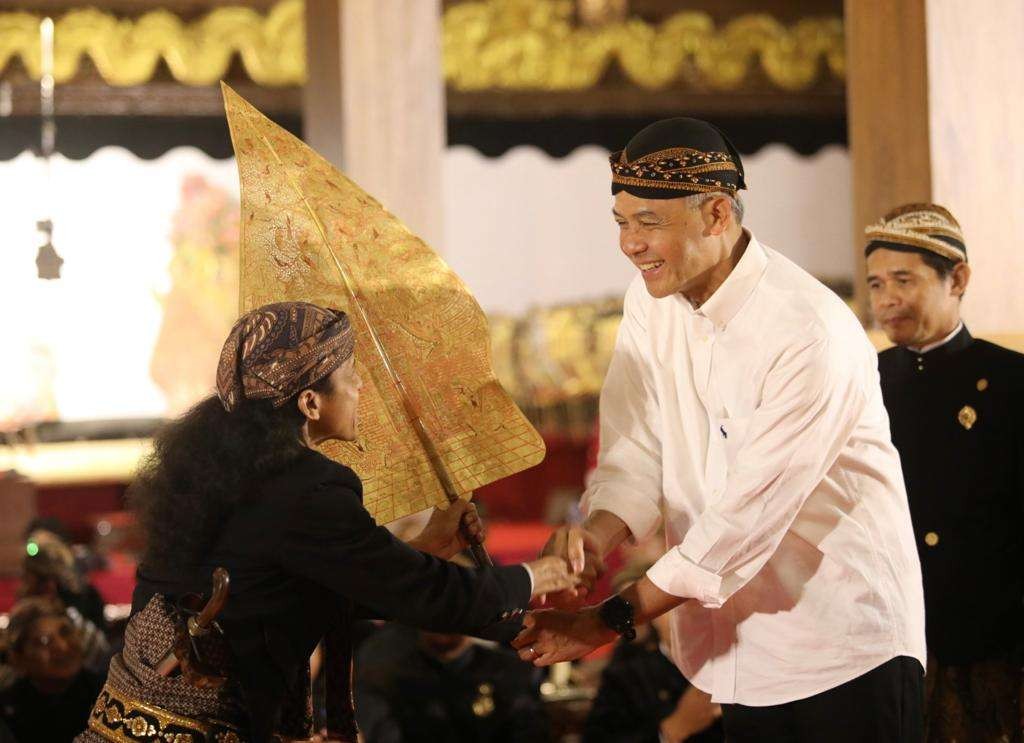 Gubernur Jawa Tengah Ganjar Pranowo bersama dalang di Pendopo Saestu, Klaten. (Foto: Ist)