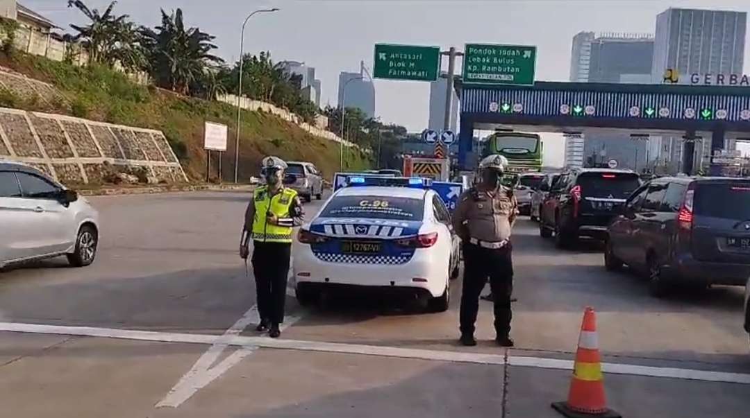 Ilustrasi pihak kepolisian melakukan pengamanan lalu lintas. (Foto: X TMC Polda Metro Jaya)