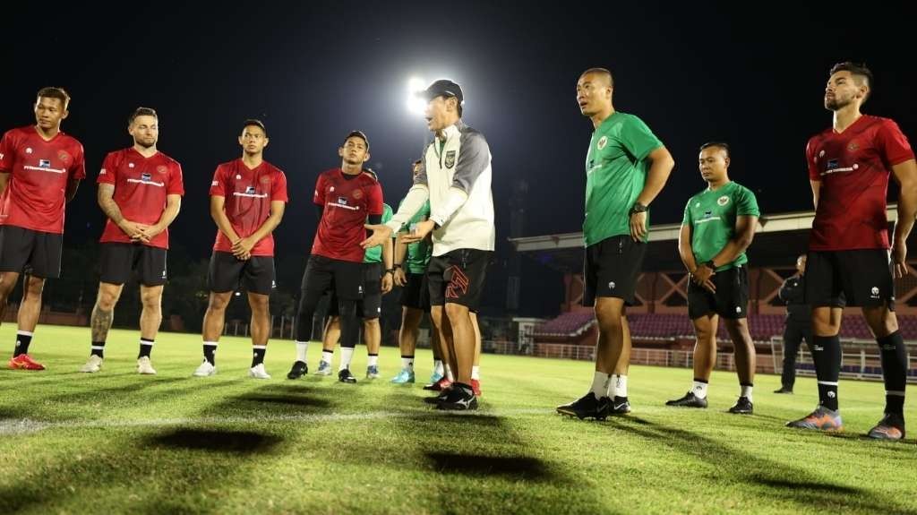 Pelatih Timnas, Shin Tae-Yong saat memimpin latihan tim di Lapangan Thor, Surabaya, Senin 4 September 2023. (Foto: Fariz Yarbo/Ngopibareng.id)