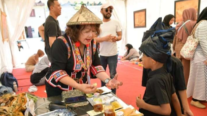 Teknik pewarnaan kuliner menyita perhatian pengunjung Festival Budayaw IV di Benteng Rotterdam Makassar. (Foto: BKHM)