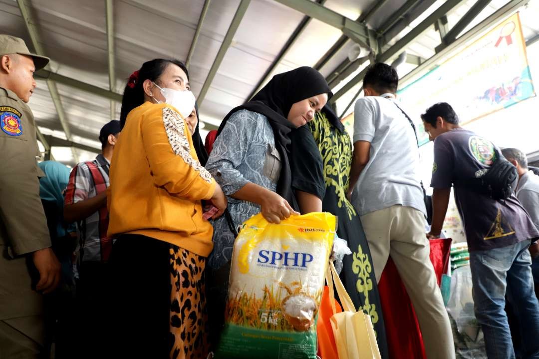 Operasi pasar dilakukan Pemkot Surabaya untuk menjaga inflasi tetap terkendali. (Foto: Humas Pemkot Surabaya)