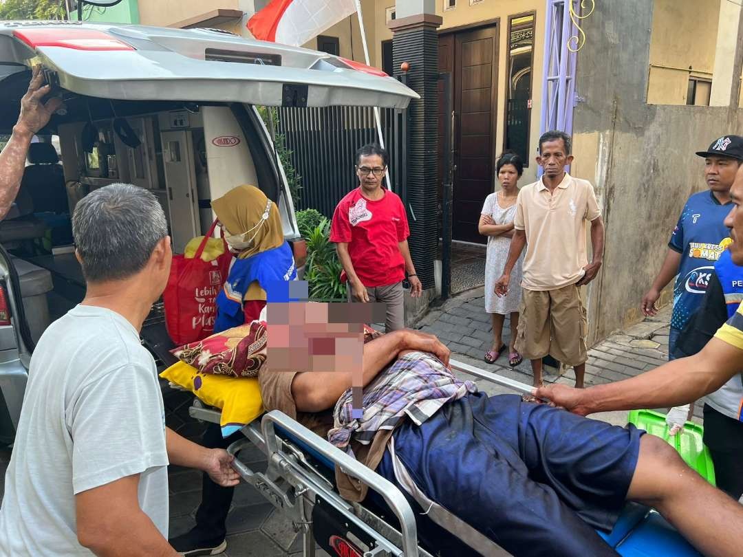 Proses evakuasi korban MS yang tergeletak bersimbah darah usai dibacok istrinya, Rabu 30 Agustus 2023 lalu. (Foto: Istimewa)