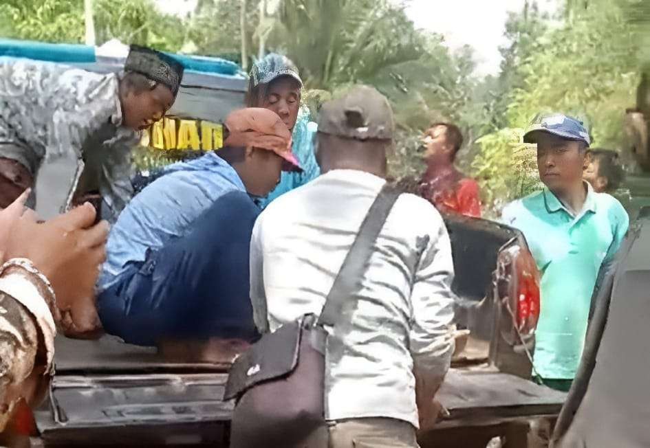Proses evakuasi korban konflik tanah di Sumberbaru (Foto: Tangkap layar video)