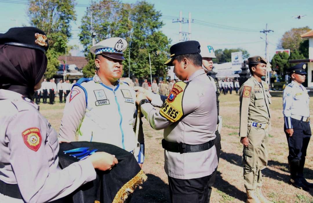 Kapolres Bondowoso, AKBP Bimo Ariyanto menyematkan tanda Operasi Zebra Semeru 2023 pada anggota gabungan operasi di Mapolres Bondowoso, Senin 4 September 2023.(Foto: Guido/Ngopibareng.id)