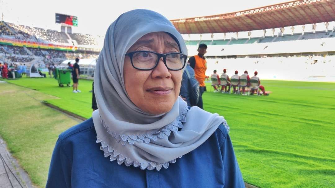 Kadisbudporapar, Wiwiek Widayati meninjau kesiapan Stadion Gelora Bung Tomo (GBT), Surabaya, Minggu 3 September 2023. (Foto: Fariz Yarbo/Ngopibareng.id)