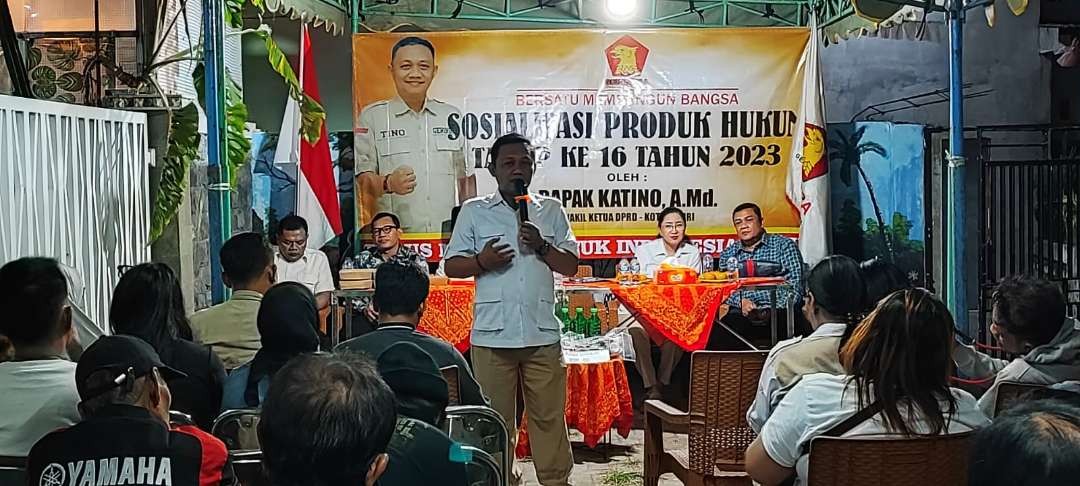 Wakil Ketua DPRD Kota Kediri, Katino gelar sosialisasi produk hukum termasuk jeratan pinjol. (Foto: Fendi Lesmana/Ngopibareng.id)