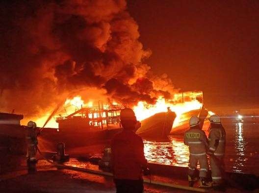 Kebakaran sembilan kapal nelayan di Muara Baru, Jakarta Utara, Selasa 5 September 2023 dini hari. (Foto: X BPBD DKI Jakarta)