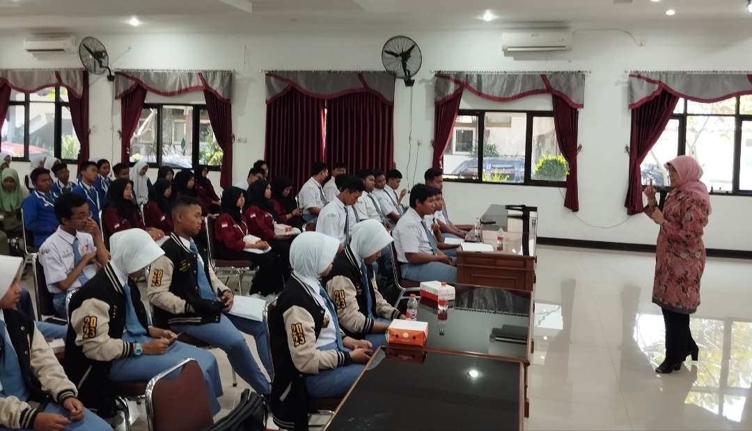 Ketua Forum Koordinasi Pencegahan Terorisme (FKPT) Jawa Timur, Dr Hj Hesti Armiwulan SH MHum CMC CCD, di depan ratusan pelajar di Madiun. (Foto:adi/ngopibareng.id)