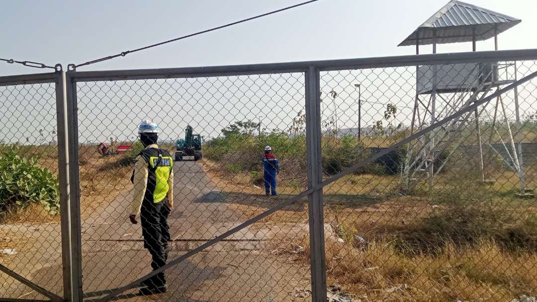 Gerbang pintu masuk areal lahan yang terbakar dijaga oleh petugas keamanan atau satpam. (Foto: Khoirul Huda/Ngopibareng.id)