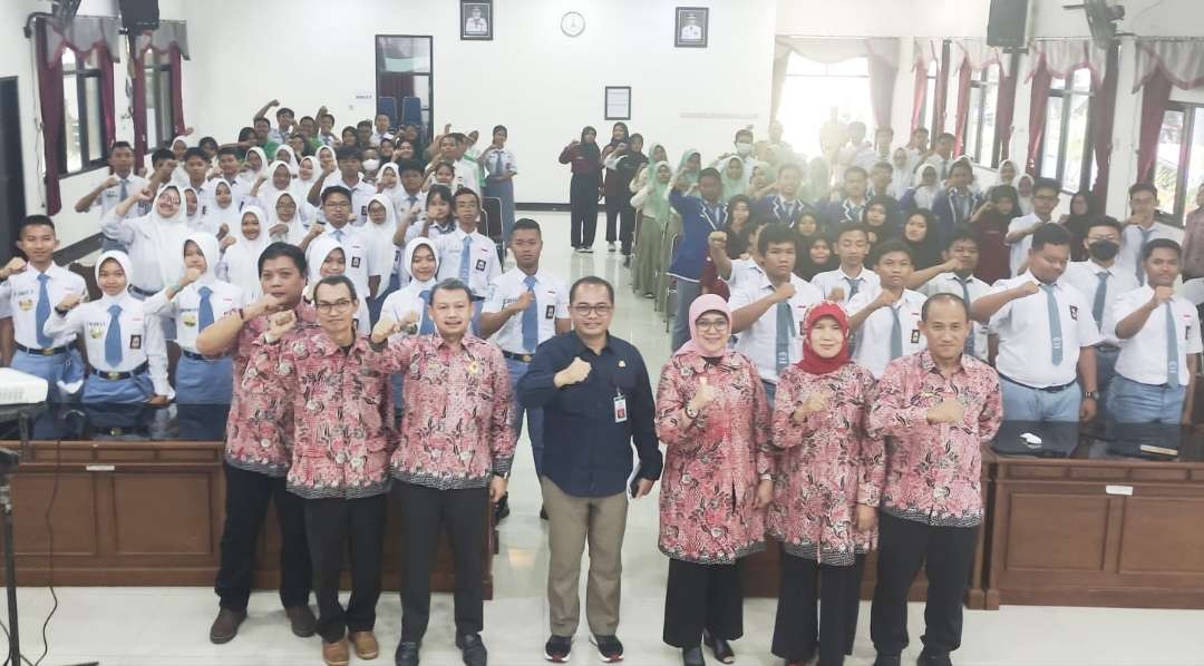 Kepala Bakesbangpol Prov Jatim Eddy Supriyanto, S.STP, M. PSDM bersama jajaran FKPT Jatim dan para pelajar SMA se-eks Karesidenan Madiun. (Foto: adi/ngopibareng.id)