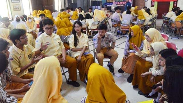 Kegiatan pelatihan Cakap Literasi dan Etika Digital oleh Unair,  di SMA Komplek Surabaya. (Foto:Ngopibareng.Id/Gie)