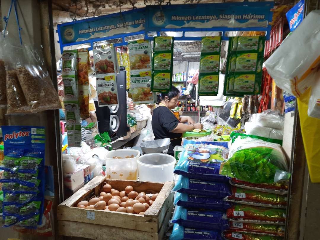 Harga beras di Pasaran menembus Rp 14.000 per kilogram (Foto: Abinawa/Ngopibareng.id))