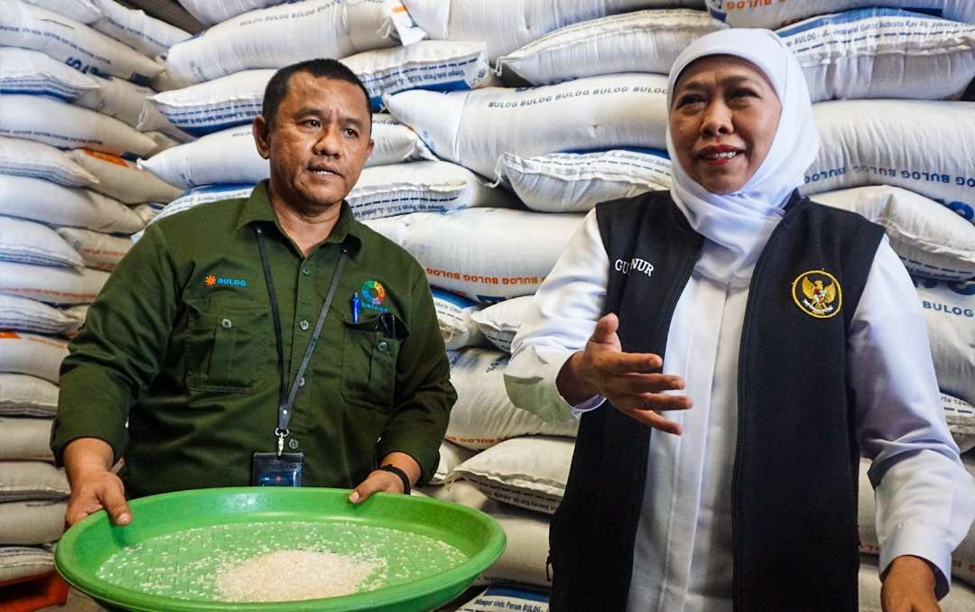 Gubernur Khofifah Indar Parawansa, saat tinjau beras gudang Bulog Buduran, Sidoarjo (foto :Aini/Ngopibareng.id)
