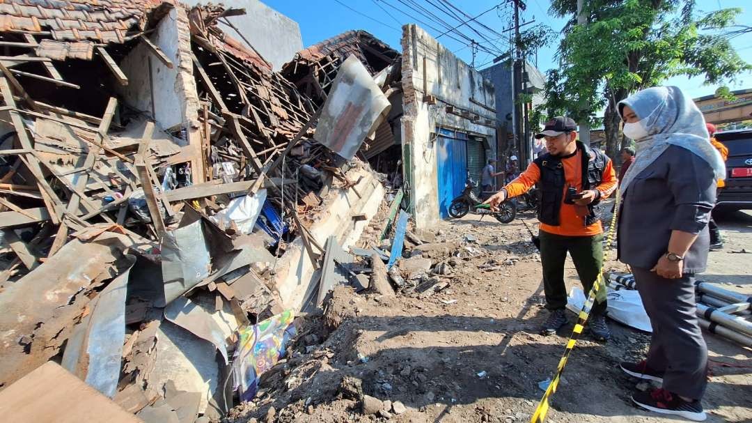 Badan Penanggulangan Bencana Daerah (BPBD) Kota Surabaya saat mengecek bangunan tiga toko yang ambruk di Kapasari. (Foto: Humas Pemkot Surabaya)