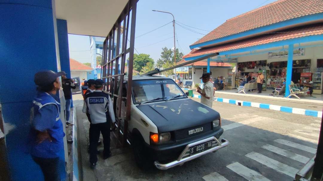 Petugas gabungan periksa kendaraan muatan tak sesuai. (Foto: Deni Lukmantara/Ngopibareng.id)