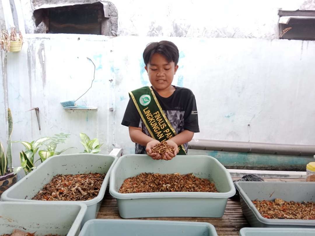 Galang, siswa kelas 6 SD Jemur Wonosari saat menunjukan budidaya maggot di rumahnya. (Foto: Pita Sari/Ngopibareng.id)