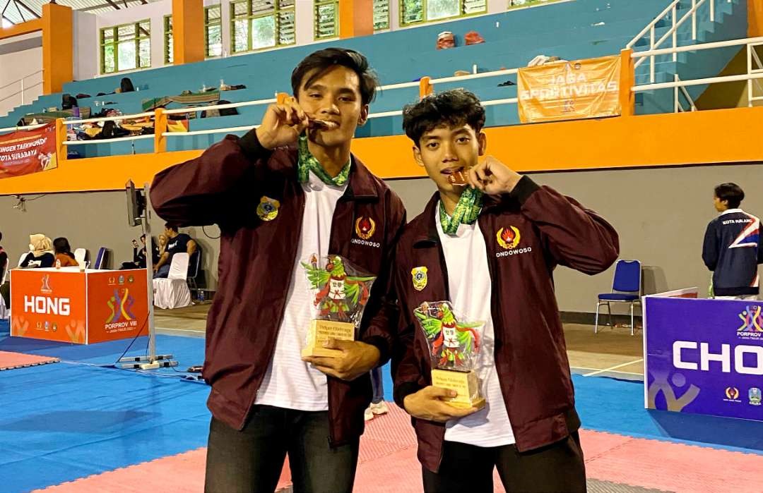 Dua taekwondoin Bondowoso, Dimas Putra Wicaksono meraih medali emas dan Akbar Najaah meraih medali perunggu Porprov Jatim VIII 2023 di Jombang. (Foto: Humas TI Bondowoso)