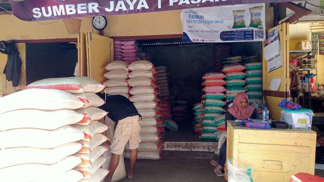 Kondisi kios pedagang beras di pasar baru Tuban, Jawa Timur. (Foto: Khoirul Huda/Ngopibareng.id)