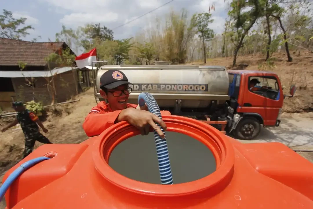 Petugas BPBD Ponorogo mengisi tandon air bersih di Dusun Jenggring Desa Duri Kecamatan Slahung, mengalami kekeringan, Kamis 7 September 2023. (Foto: dok. ponorogokab)
