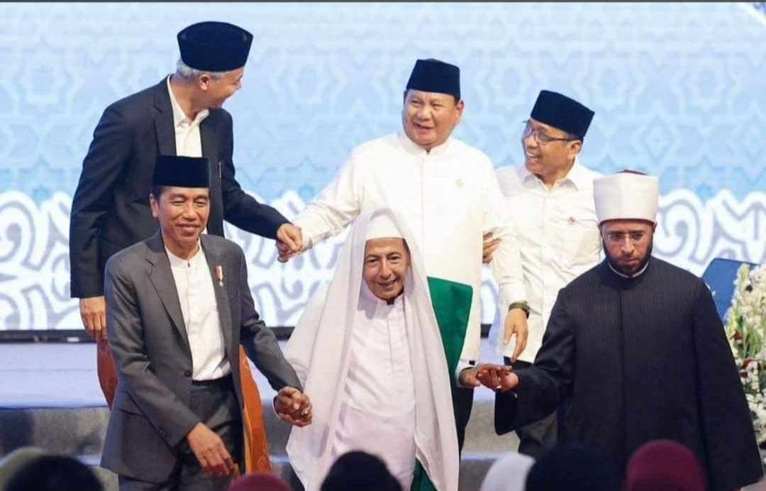 Para pemimpin negeri bersama para ulama, termasuk Habib Luthfi bin Yahya. (Foto:adi/ngopibareng.id)