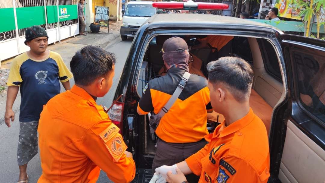 Petugas saat melakukan evakuasi korban anak tenggelam di Kali Brantas wilayah Pulo Wonokromo, Surabaya, Kamis 7 September 2023. (Foto: Fariz Yarbo/Ngopibareng.id)
