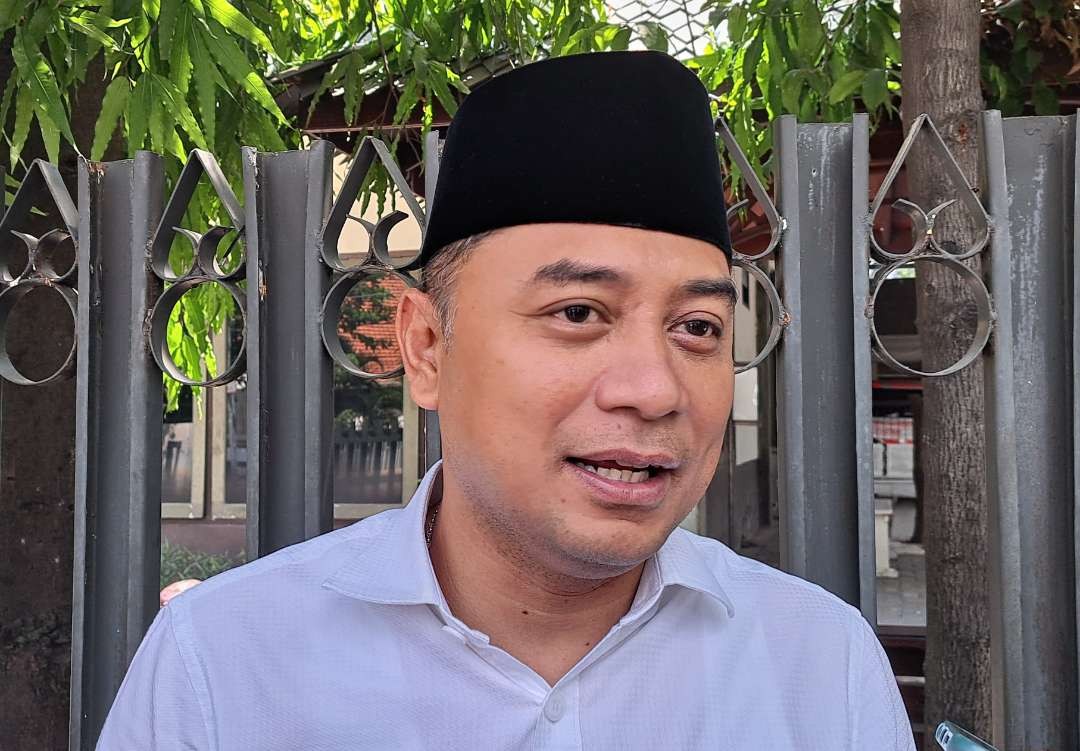 Wali Kota Surabaya, Eri Cahyadi saat ditemui usai salat Jumat. (Foto: Pita Sari/Ngopibareng.id)