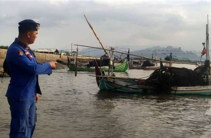 Lima perahu motor melanggar zona tangkap ikan beserta lima nelayan nahkoda diamankan Satpolairud Polres Situbondo.(Foto: Humas Polres Situbondo)