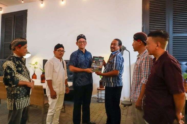 Pimpinan DPRD Kota Surabaya menyatakan Hari Aksara Internasional yang diperingati setiap tanggal 8 September merupakan momentum untuk memberantas buta huruf dan meningkatkan kualitas literasi masyarakat. (Foto: Dok DPRD Surabaya)