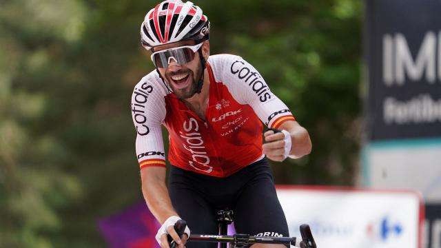 Jesus Herada (Cofidis) memenangkan Vuelta a Espana 2023 etape 11 dengan maksimal sehingga harus dirawat setelah melewati garis finis. (Foto: Istimewa)