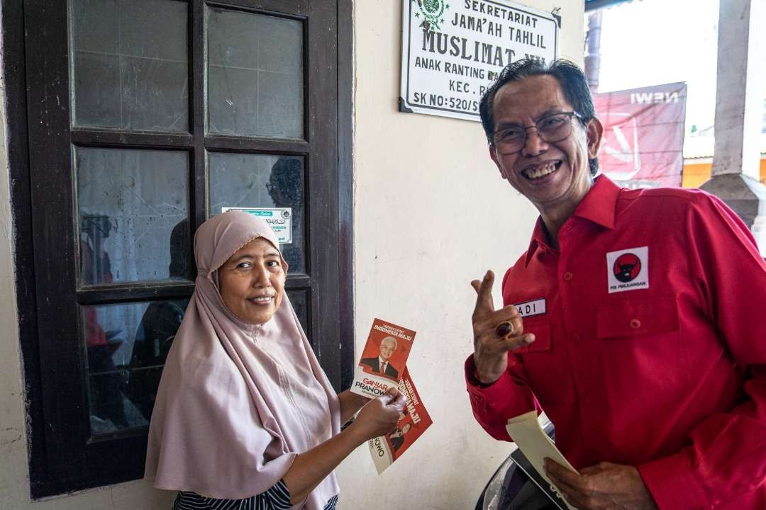 ader-kader PDI Perjuangan Kota Surabaya turun serentak untuk mengenalkan Calon Presiden Ganjar Pranowo kepada warga masyarakat di kampung-kampung. (Foto: Dok PDIP Surabaya)