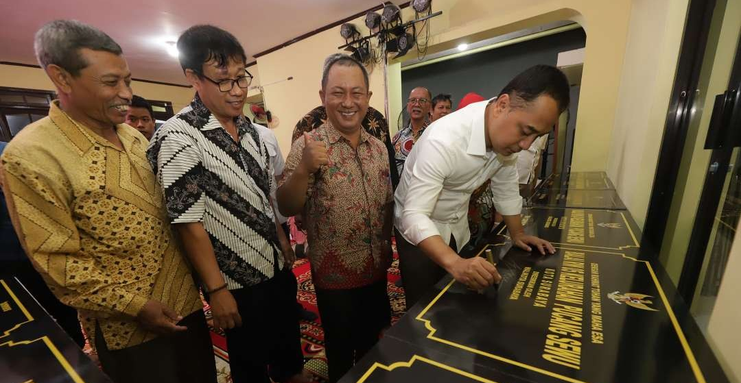 Wali Kota Surabaya, Eri Cahyadi saat meresmikan Balai RW. (Foto: Pita Sari/Ngopibareng.id