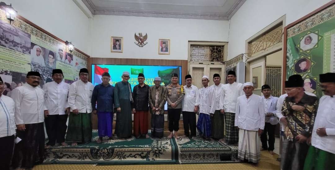 Rais Aam PBNU KH Miftachul Akhyar bersama para ulama pesantren saat di PCNU Surabaya. (Foto: adi/ngopibareng.id)