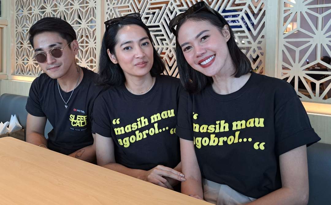 Para pemain film Sleep Call, Bio One, Niken Anjani dan Dela Dartyan saat ditemui di Surabaya. (Foto: Pita Sari/Ngopibareng.id)