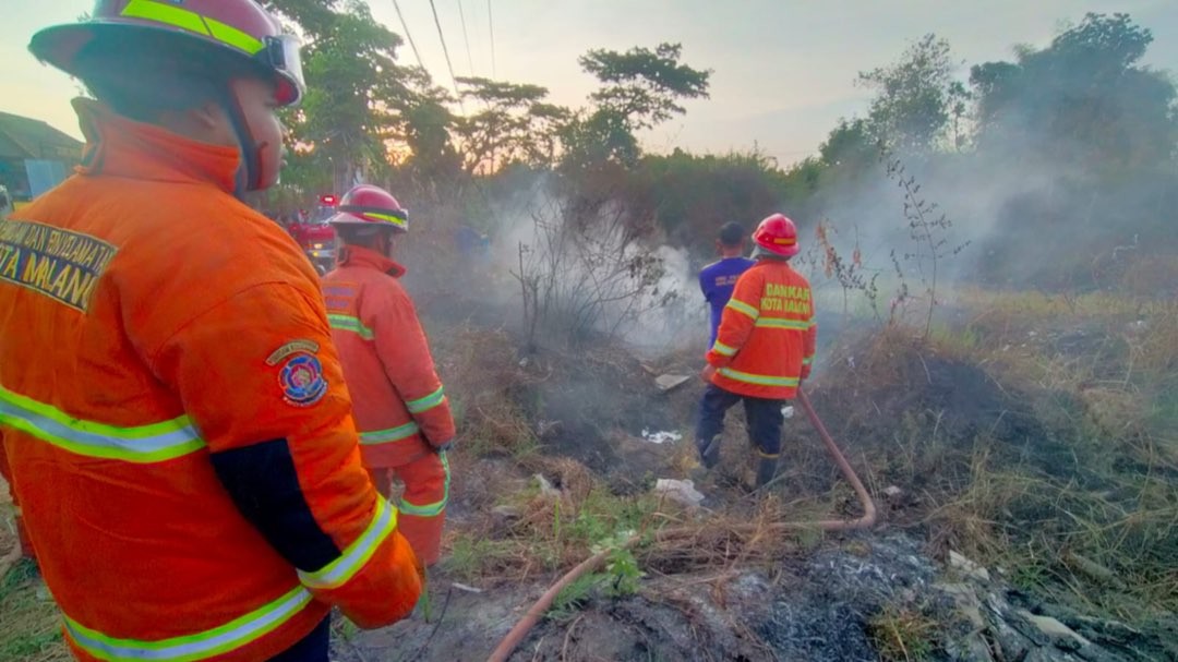 Pemadaman kebakaran lahan yang terjadi di Kota Malang (Foto: Damkar Kota Malang)