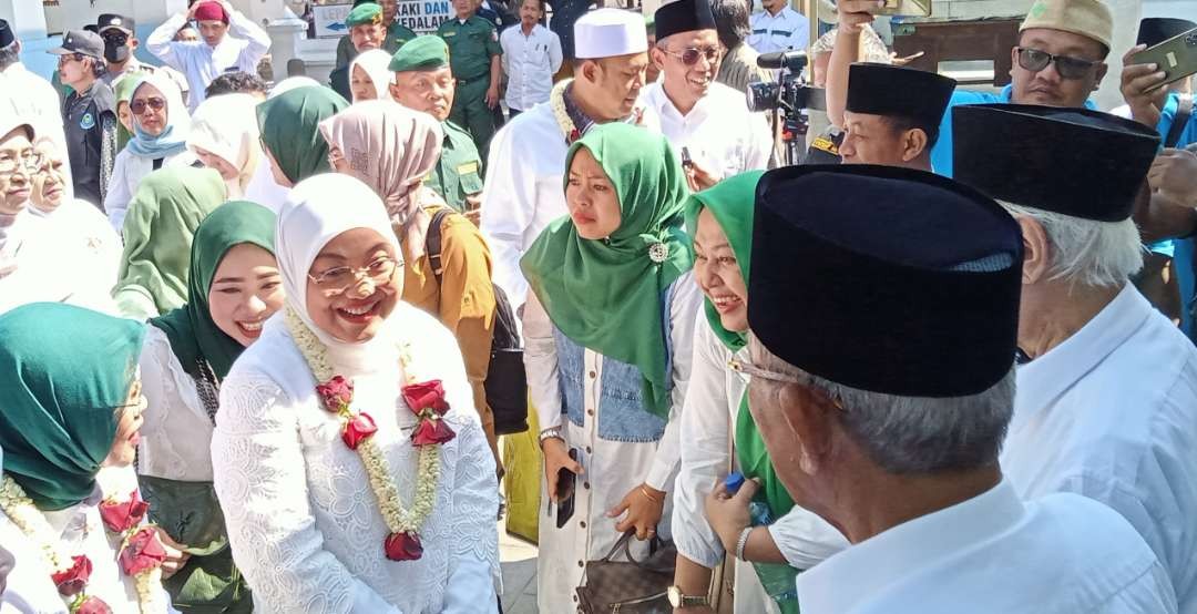 Menaker RI yang juga sekaligus Wakil Ketua Umum DPP PKB, Ida Fauziyah usai ziarah di makam Sunan Bonang Tuban. (Foto: Khoirul Huda/Ngopibareng.id)
