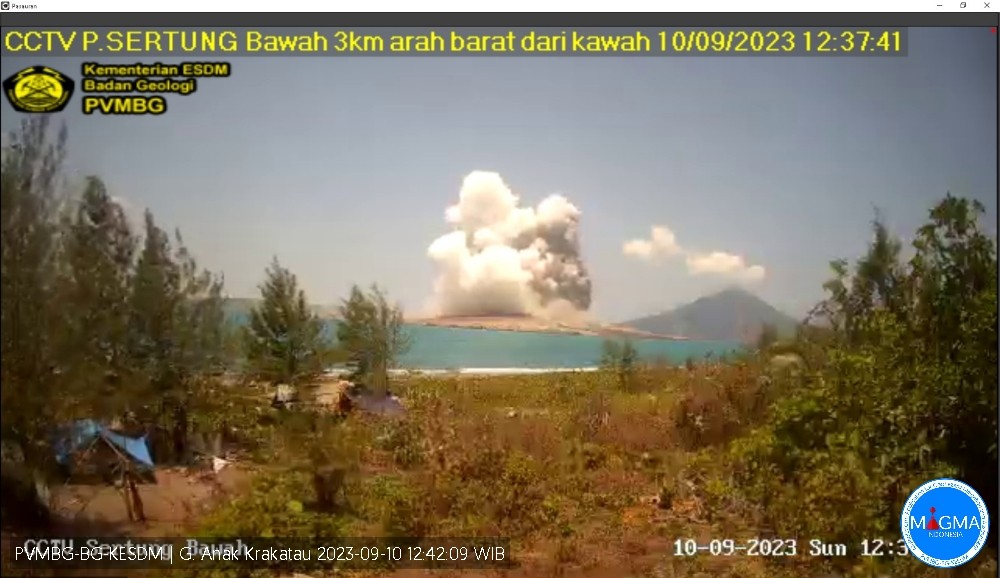 Gunung Anak Krakatau mengalami erupsi dengan tinggi 1000 meter, pada Minggu 10 September 2023. (Foto: dok. magma.esdm)