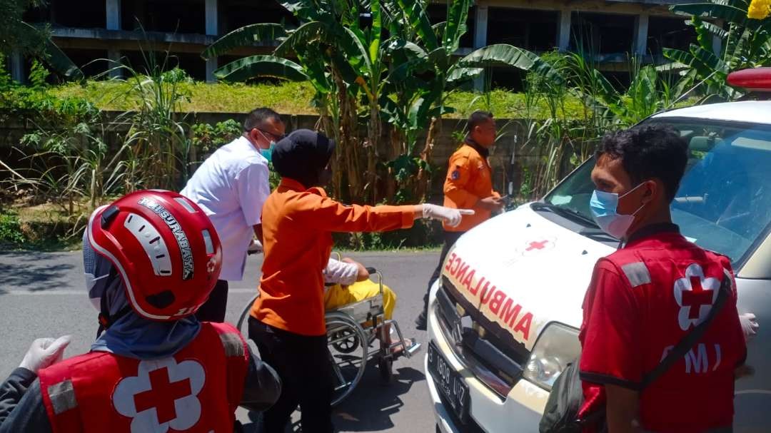 Tim BPBD Kota Surabaya melalukan evakuasi para korban odong-odong. (Foto: BPBD Kota Surabaya)