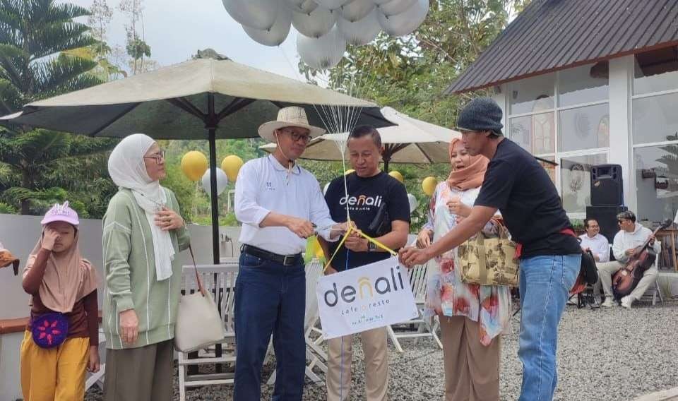 Prof Dr Suparto Wijoyo, pakar Hukum Lingkungan Universitas Airlangga, saat ikut launching Denali Resto & Cafe, Sabtu (9 September 2023) di DeDurian Park Wonosalam Jombang. (Foto:de durian/ngopibareng.id)